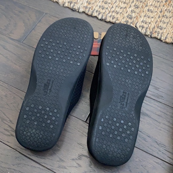 Men’s black memory foam house slippers - Picture 2 of 3
